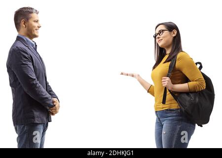 Studentessa gesturing con la mano e parlando con un uomo isolato su sfondo bianco Foto Stock