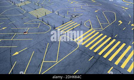 Segnaletica stradale gialla su parcheggio in asfalto grigio vuoto - Concetto di colore 2021 anni Foto Stock