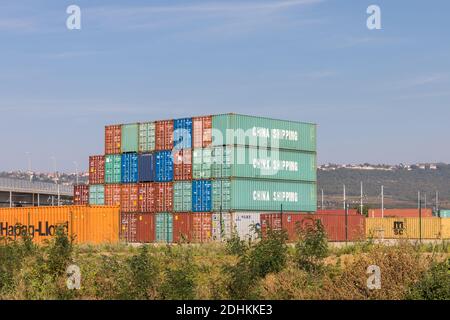 Pila di spedizioni cargo containers - porto di Capodistria, Slovenia Foto Stock