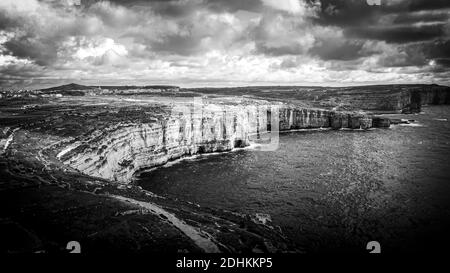 Volo lungo la costa di Gozo Malta - incredibile natura Foto Stock