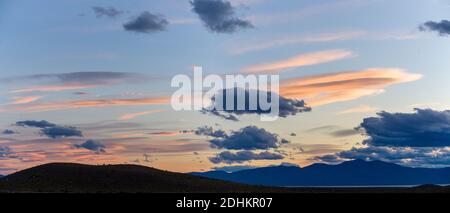 belle nubi lenticolari all'alba sulle montagne - per sostituzione del cielo Foto Stock