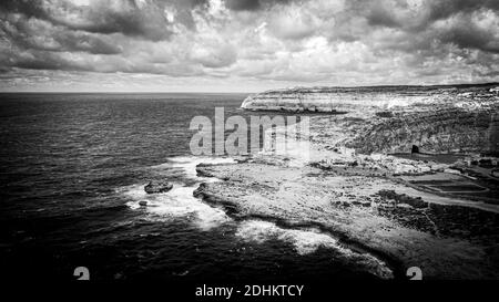 Veduta aerea della baia di Dwerja sull'isola di Gozo Malta Foto Stock