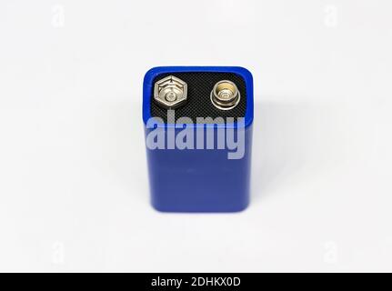 Batteria ricaricabile su sfondo blu. Terminali negativi con messa a fuoco  selettiva delle batterie ricaricabili agli ioni di litio. Formato AA e AAA  degli ioni di litio precedenti Foto stock - Alamy