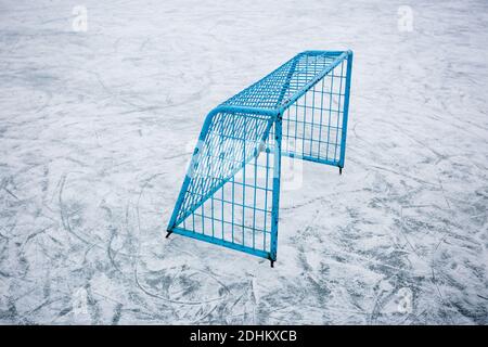 Hockey gol su una pista di ghiaccio all'aperto vuota Foto Stock