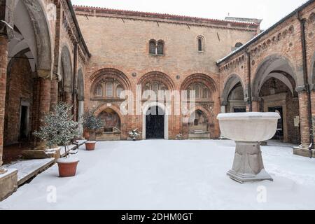 Neve che cade nel cortile della Basilica di Santo Stefano, Bologna, Italia. Il cortile del Pilato e la Chiesa del Santo Sepolcro. Foto Stock