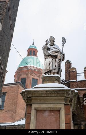 Neve che cade sulla statua di San Petronio - San Petronio. Bologna, Italia. Foto Stock