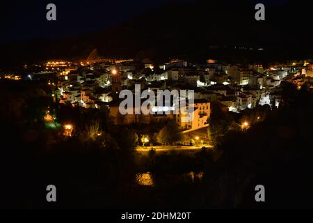 Villaggio di Arnedillo di notte dalla montagna sull'altro lato del fiume Cidacos. Foto Stock