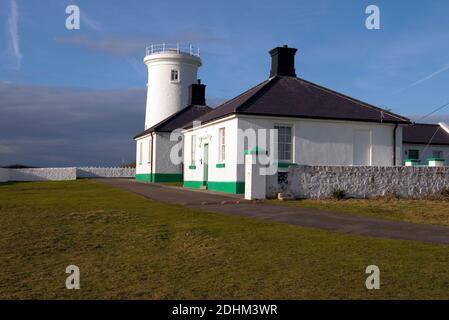 Immagine dei vecchi fari di Nash Point nella vale di Glamorgan, Galles del Sud, Regno Unito Foto Stock