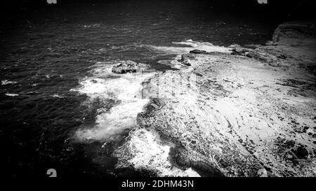 Volo sulla baia di Dwerja sulla costa di Gozo Malta Foto Stock