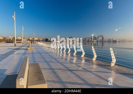 Mattina presto sul viale di mare a Baku Foto Stock