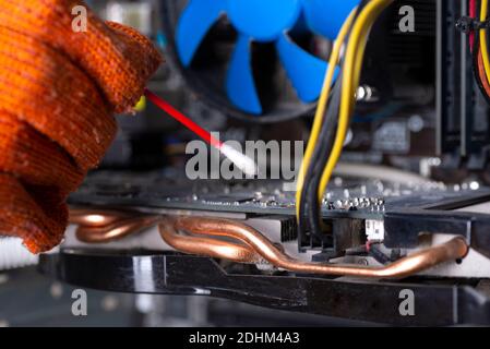 Parti interne di un vecchio personal computer. Scheda madre e scheda video polverose. La procedura guidata pulisce la scheda video. PC rotto. Foto Stock