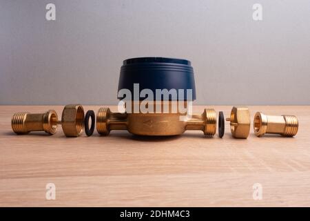 Flussimetro domestico per acqua fredda, blu, completo di raccordi di collegamento e guarnizioni. Foto Stock