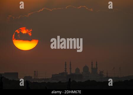 Abu Dhabi, Emirati Arabi Uniti. 11 Dicembre 2020. Tramonto sulla moschea durante la Formula 1 Etihad Airways Abu Dhabi Grand Prix 2020, dal 11 al 13 dicembre 2020 sul circuito di Yas Marina, ad Abu Dhabi - Foto Florent Gooden / DPPI / LM Foto Stock