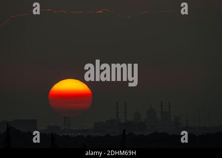 Abu Dhabi, Emirati Arabi Uniti. 11 Dicembre 2020. Tramonto sulla moschea durante la Formula 1 Etihad Airways Abu Dhabi Grand Prix 2020, dal 11 al 13 dicembre 2020 sul circuito di Yas Marina, ad Abu Dhabi - Foto Florent Gooden / DPPI / LM Foto Stock