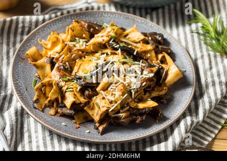 Funghi Pappardelle Pasta fatti in casa con rosmarino e formaggio Foto Stock