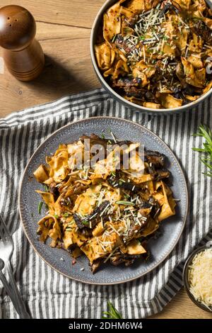Funghi Pappardelle Pasta fatti in casa con rosmarino e formaggio Foto Stock