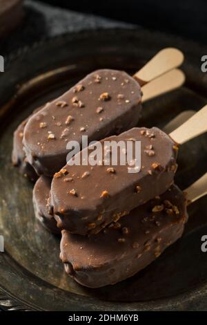 Barrette gelato ricoperte di cioccolato congelato con noci Foto Stock