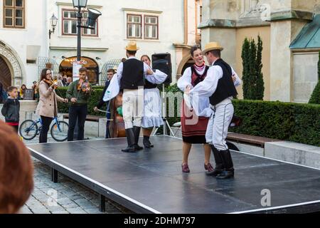 I giovani ballano sul palco in costume tradizionale szekely (szekler) della Transilvania in strada, Sopron, Ungheria Foto Stock