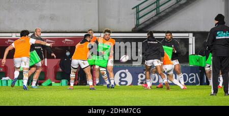 Leicester, Regno Unito. 11 Dicembre 2020. ; Welford Road Stadium, Leicester, Midlands, Inghilterra; European Rugby Challenge Cup, Leicester Tigers Versus Brive; Brive giocatori che si riscaldano con una palla prima del gioco Credit: Action Plus Sports Images/Alamy Live News Foto Stock