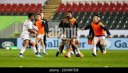 Leicester, Regno Unito. 11 Dicembre 2020. ; Welford Road Stadium, Leicester, Midlands, Inghilterra; European Rugby Challenge Cup, Leicester Tigers Versus Brive; Brive Players che pratica con una palla durante il riscaldamento prima del gioco Credit: Action Plus Sports Images/Alamy Live News Foto Stock