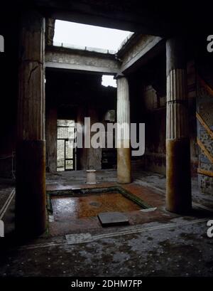 Italia. Pompei. Casa di Lucius Ceius Secondus o Casa dei Ceii. II secolo a.C. Atrio in stile tetrafano e impianto, progettato per raccogliere l'acqua piovana proveniente dal conalluvione nel tetto. Modo di abbondanza. Foto Stock