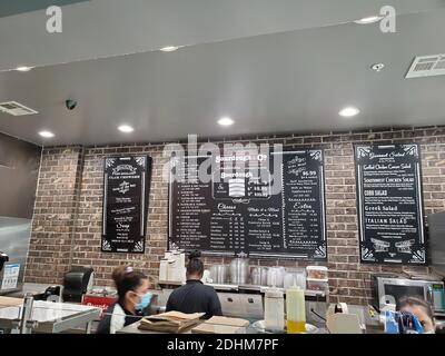 Fotografia dell'interno di un ristorante Sourburb and Co, che presenta grandi tavole nere sulla parete con menu e prezzi, a Dublino, California, 8 novembre 2020. () Foto Stock