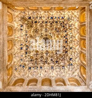GRANADA, SPAGNA - MARZO 20,2019: Vista grandangolare del soffitto nel Palazzo Nasrid in Alhambra, Granada, Spagna Foto Stock