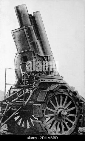 Una fotografia storica di un pisello di artiglieria pesante tedesca, 28 cm Haubitze L/14 i.R., tratta da una cartolina francese c.1914-1915. Foto Stock