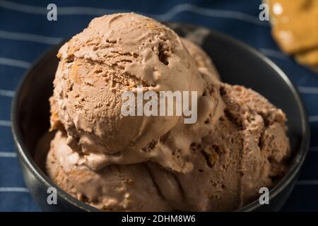 Gelato artigianale al burro di arachidi al cioccolato in una ciotola Foto Stock