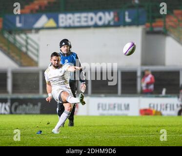 Leicester, Regno Unito. 11 Dicembre 2020. ; Welford Road Stadium, Leicester, Midlands, Inghilterra; European Rugby Challenge Cup, Leicester Tigers Versus Brive; Enzo Herve of Brive segna una penalità per prendere il comando 3-6 nel 17 minuti Credit: Action Plus Sports Images/Alamy Live News Foto Stock