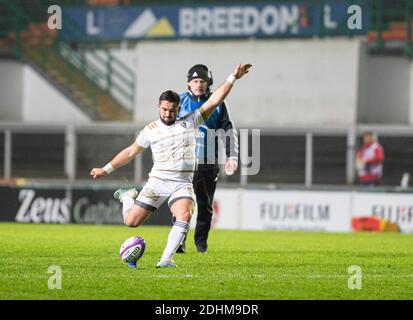 Leicester, Regno Unito. 11 Dicembre 2020. ; Welford Road Stadium, Leicester, Midlands, Inghilterra; European Rugby Challenge Cup, Leicester Tigers Versus Brive; Enzo Herve of Brive segna una penalità per prendere il comando 3-6 nel 18 minuti Credit: Action Plus Sports Images/Alamy Live News Foto Stock