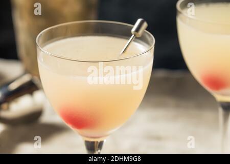 Cocktail rinfrescante al casinò boozy con Gin Maraschino e Lemon Foto Stock