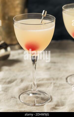 Cocktail rinfrescante al casinò boozy con Gin Maraschino e Lemon Foto Stock