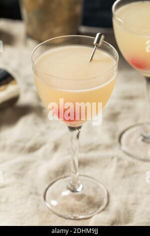 Cocktail rinfrescante al casinò boozy con Gin Maraschino e Lemon Foto Stock