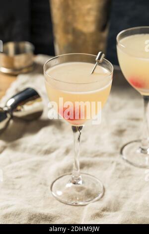 Cocktail rinfrescante al casinò boozy con Gin Maraschino e Lemon Foto Stock