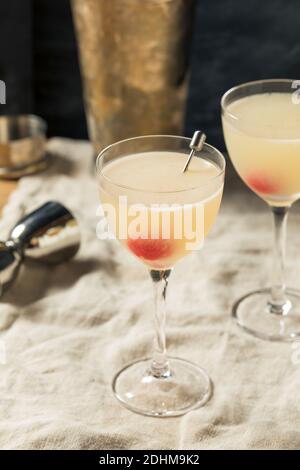 Cocktail rinfrescante al casinò boozy con Gin Maraschino e Lemon Foto Stock