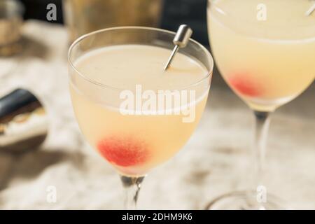 Cocktail rinfrescante al casinò boozy con Gin Maraschino e Lemon Foto Stock