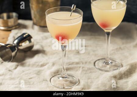 Cocktail rinfrescante al casinò boozy con Gin Maraschino e Lemon Foto Stock