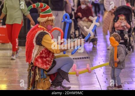 Malaga, Spagna. 11 Dicembre 2020. 11 dicembre 2020: 11 dicembre 2020 (Malaga) animatore di strada presenta palloncini ai bambini a Natale. Credit: ZUMA Press, Inc./Alamy Live News Foto Stock