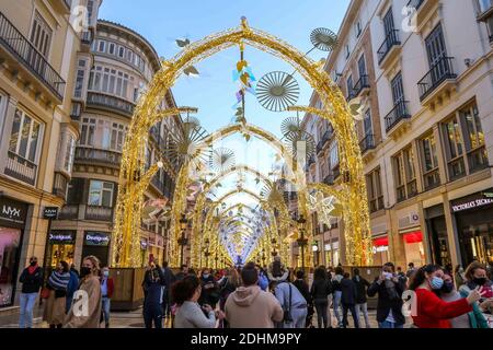 Malaga, Spagna. 11 Dicembre 2020. 11 dicembre 2020: 11 dicembre 2020 (Malaga) l'illuminazione natalizia risplende sulla strada principale di Malaga, Calle Larios. Credit: ZUMA Press, Inc./Alamy Live News Foto Stock