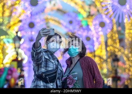 Malaga, Spagna. 11 Dicembre 2020. 11 dicembre 2020: 11 dicembre 2020 (Malaga) l'illuminazione natalizia risplende sulla strada principale di Malaga, Calle Larios. Credit: ZUMA Press, Inc./Alamy Live News Foto Stock