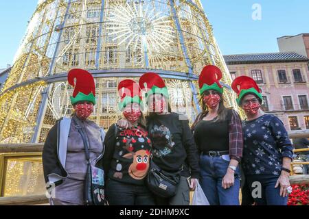 Malaga, Spagna. 11 Dicembre 2020. 11 dicembre 2020: 11 dicembre 2020 (Malaga) l'illuminazione natalizia risplende sulla strada principale di Malaga, Calle Larios. Credit: ZUMA Press, Inc./Alamy Live News Foto Stock