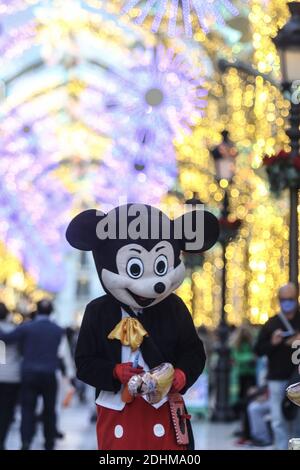 Malaga, Spagna. 11 Dicembre 2020. 11 dicembre 2020: 11 dicembre 2020 (Malaga) l'illuminazione natalizia risplende sulla strada principale di Malaga, Calle Larios. Credit: ZUMA Press, Inc./Alamy Live News Foto Stock