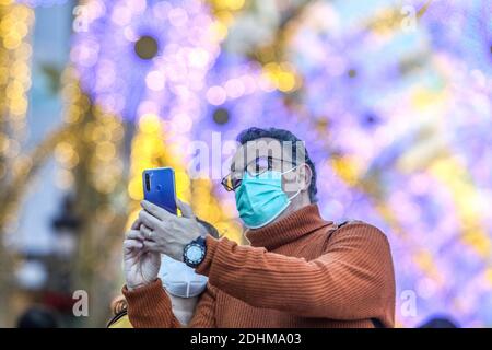 Malaga, Spagna. 11 Dicembre 2020. 11 dicembre 2020: 11 dicembre 2020 (Malaga) l'illuminazione natalizia risplende sulla strada principale di Malaga, Calle Larios. Credit: ZUMA Press, Inc./Alamy Live News Foto Stock