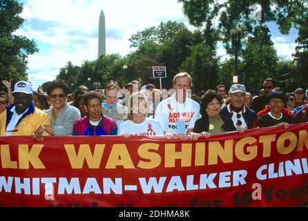 Washington DC, USA, 6 ottobre 1996 Tipper Gore moglie del Vice Presidente Albert Gore (C) guida la passeggiata per la Whitman Walker AIDS Clinic. Con lei provengono da (L) il membro del Consiglio della DC, Albert Wynn (D-MD), Charlene Drew Jarvis, la congresswoman Eleanor Holmes Norton (D-DC), lo squartatore Gore, membri del Consiglio della DC, Jack Evans e Carol Schwartz, Linda Crop è dietro Holmes Norton. Foto Stock