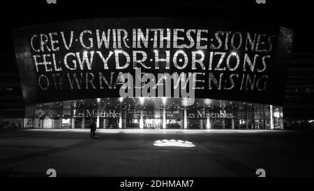 Wales Millennium Centre e Donald Gordon Theatre a Cardiff in bianco e nero - CARDIFF, REGNO UNITO - 31 DICEMBRE 2019 Foto Stock