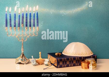 concetto di festa ebraica hanukkah con il tradizionale lampadario menorah, legno girando top dreidel giocattolo e altri attributi religiosi Foto Stock