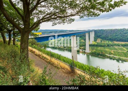 Vista in una trave in acciaio ponte di collegamento di Hunsrück ed Eifel gamme della montagna che guarda sul fiume Moselle e vigneti Winningen regione dei vini. Foto Stock