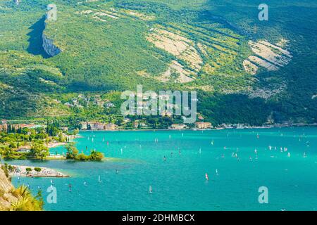 Vista aerea presso la popolare villaggi turistici Linfano e Torbole a nord del lago di Garda, Italia. su una bella giornata d'estate. Blu acqua, rocce, mountai Foto Stock