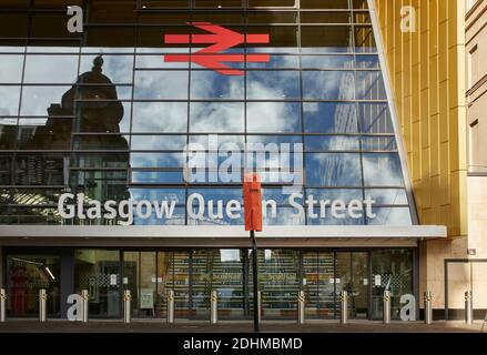 La ristrutturazione di £112 milioni di Queen Street station frontage by BDP offre un'architettura moderna di grande impatto a Glasgow Foto Stock